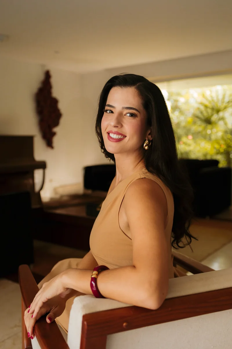 Dra. Camila Teixeira sentada em ensaio profissional