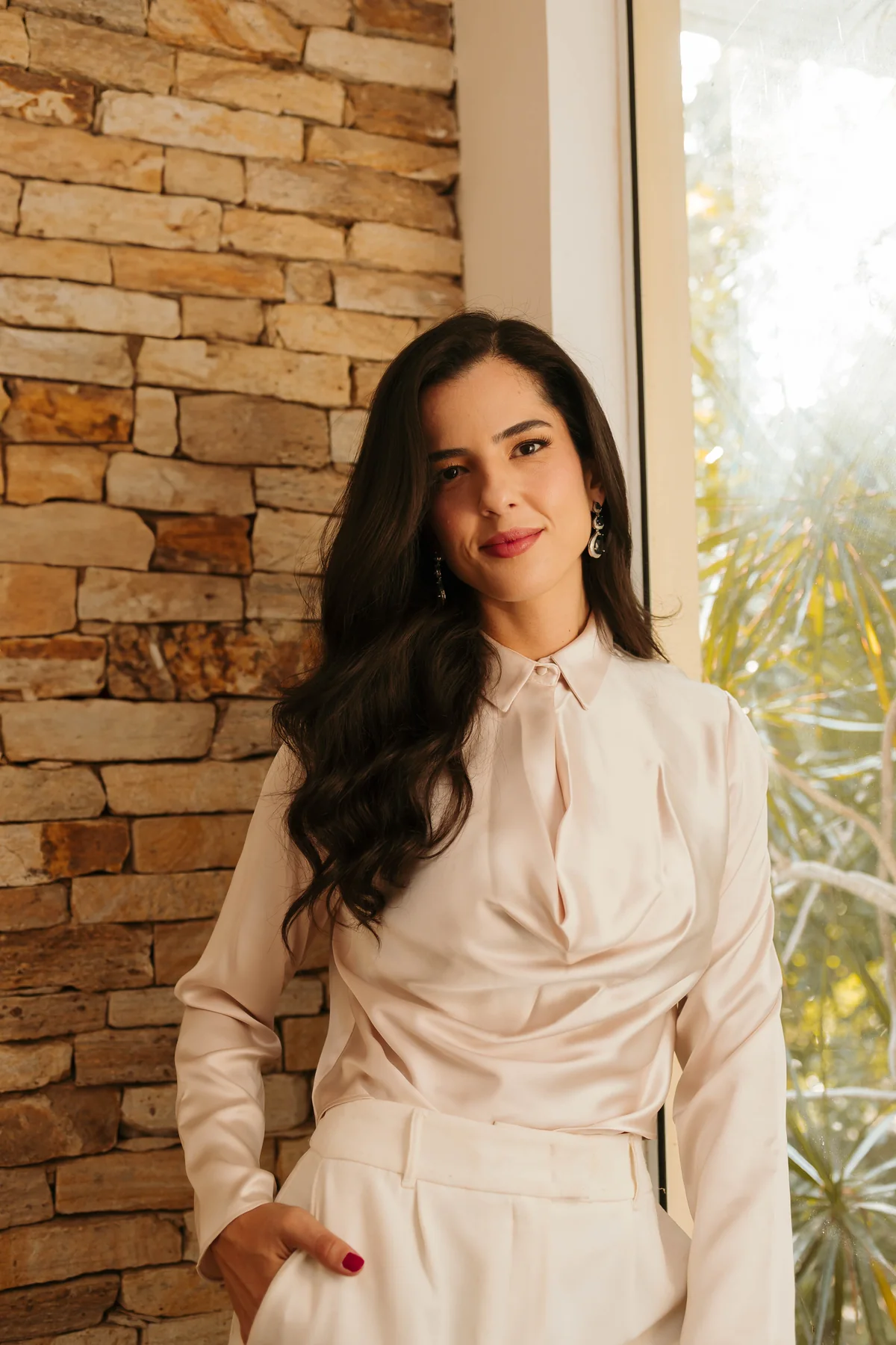 Dra. Camila Teixeira em retrato profissional