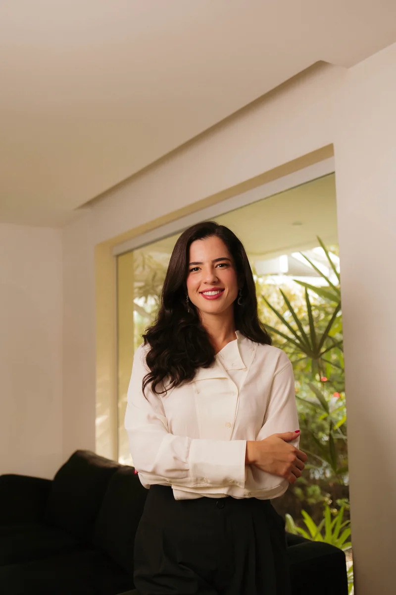 Dra. Camila Teixeira em ensaio profissional