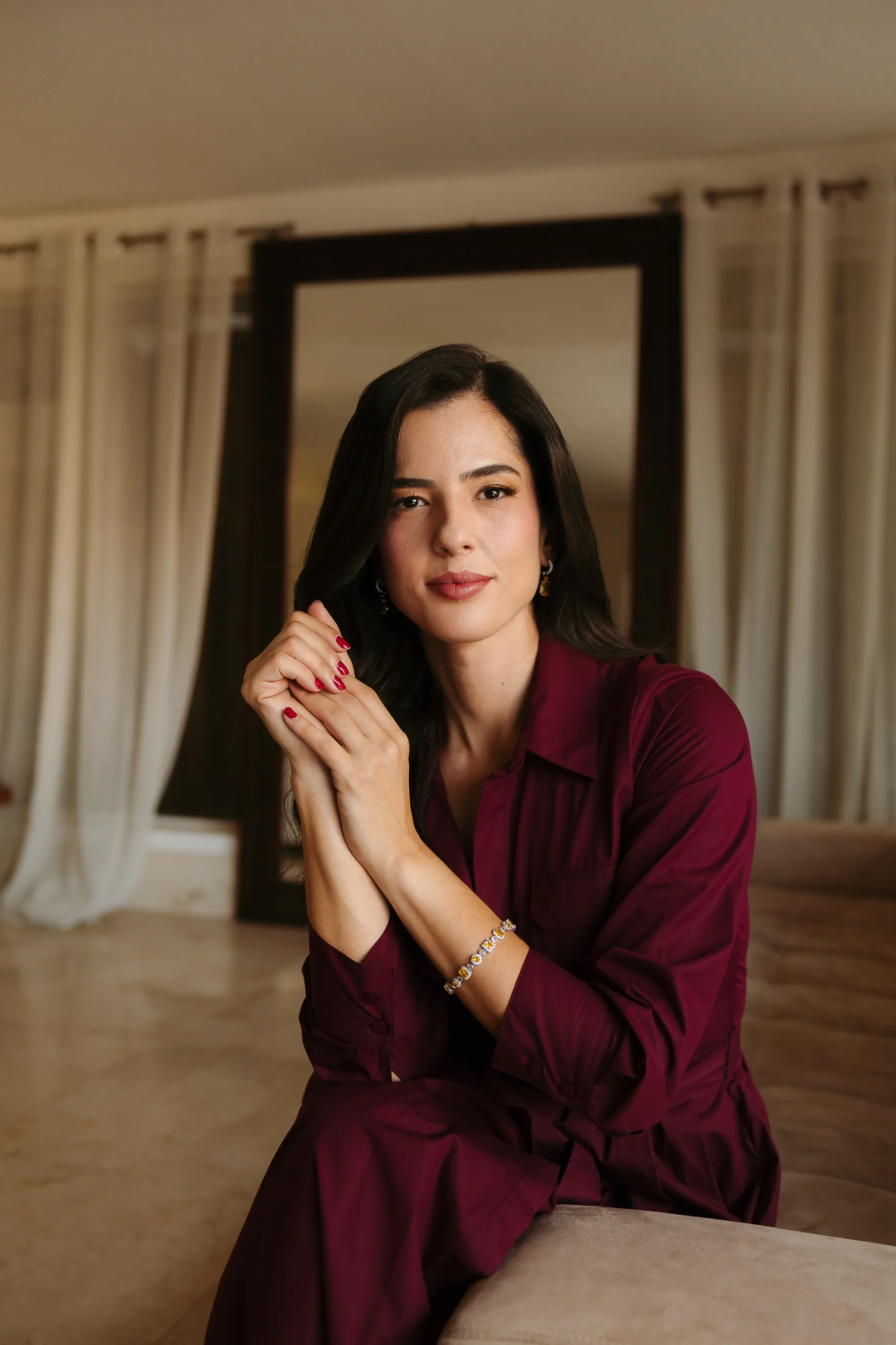 Dra. Camila Teixeira em retrato profissional no consultório